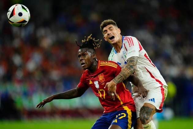Spain v Italy: Group B - UEFA EURO, EM, Europameisterschaft,Fussball 2024 Giovanni Di Lorenzo right-back of Italy and SSC Napoli and Nico Williams left winger of Spain and Athletic Club Bilbao compete for the ball during the UEFA EURO 2024 group stage match between Spain and Italy at Arena AufSchalke on June 20, 2024 in Gelsenkirchen, Germany. Gelsenkirchen Germany  Copyright: xJosexBretonx originalFilename:breton-spainvit240620_npwIe.jpg