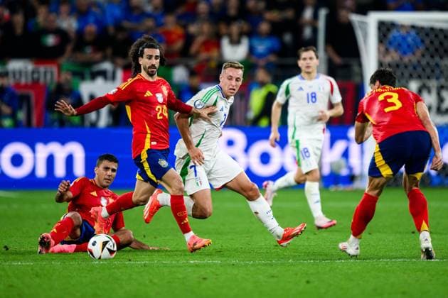 240620 Robin Aime Le Normand Mainfray and Marc Cucurella of Spain against Davide Frattesi of Italy during the UEFA EURO, EM, Europameisterschaft,Fussball 2024 Football Championship match between Spain and Italy on June 20, 2024 in Gelsenkirchen. Photo: Jesper Zerman BILDBYRAN kod JZ JZ0544 fotboll football soccer fotball fotbolls-em europamästerskap em uefa euro uefa european football championship euro 2024 spanien spain italy bbeng Copyright: JESPERxZERMAN BB240620JZ097