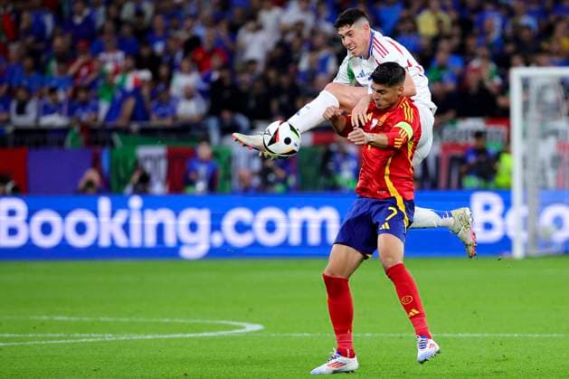 Alessandro Bastoni of Italy and Alvaro Morata of Spain compete for the ball during the Euro 2024 Group Stage B football match between Spain and Italy at Arena AufSchalke Stadium in Gelsenkirchen (Germany), June 20th, 2024. cesarexpurini