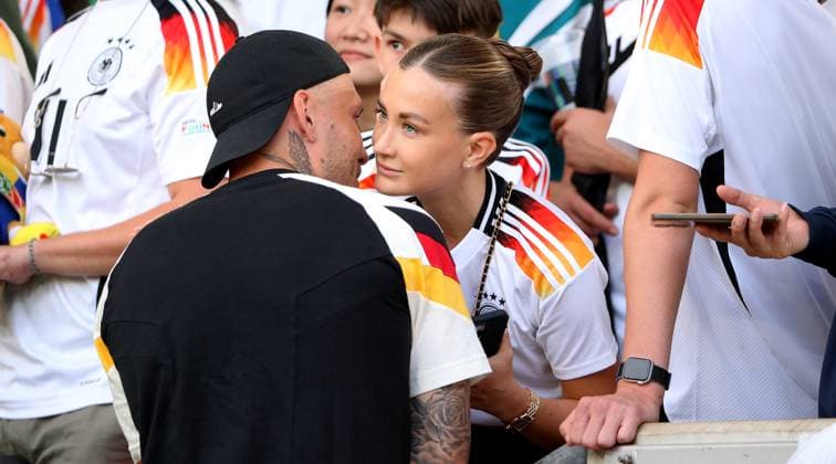 BAU 19.06.2024 Stuttgart Fußball EM 2024 Deutschland vs. Ungarn, v.l. David Raum (GER) und Freundin Eva Katharina