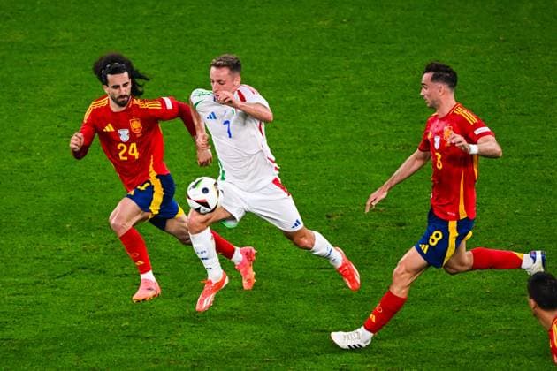 GELSENKIRCHEN - (l-r) Marc Cucurella of Spain, Davide Frattesi of Italy during the UEFA EURO, EM, Europameisterschaft,Fussball 2024 group B match between Spain and Italy at the Arena AufSchalke on June 20, 2024 in Gelsenkirchen, Germany. ANP Hollandse Hoogte UEFA EURO 2024 2024 xVIxANPxSportx xGerritxvanxKeulenxIVx 501610456 originalFilename: 501610456.jpg