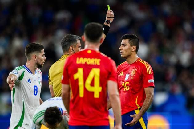 240620 Rodrigo Hernandez of Spain receives a yellow card during the UEFA EURO, EM, Europameisterschaft,Fussball 2024 Football Championship match between Spain and Italy on June 20, 2024 in Gelsenkirchen. Photo: Jesper Zerman BILDBYRAN kod JZ JZ0544 fotboll football soccer fotball fotbolls-em europamästerskap em uefa euro uefa european football championship euro 2024 spanien spain italy bbeng Copyright: JESPERxZERMAN BB240620JZ099