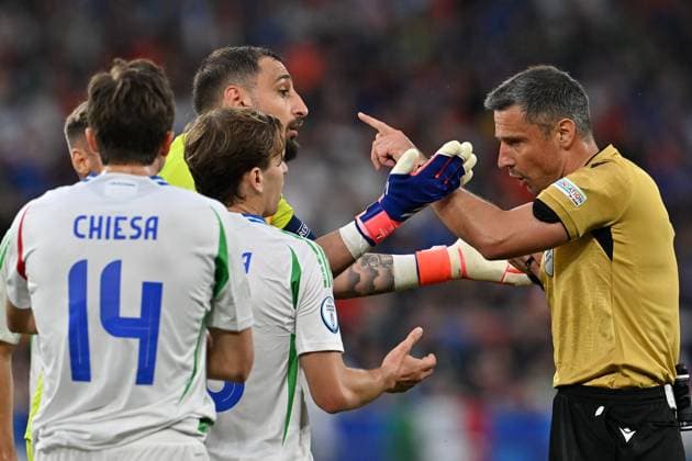 240620 EURO2024 SPAIN VS ITALY goalkeeper Gianluigi Donnarumma (1) of Italy reacts towards referee Slavko Vincic after receiving a yellow card during a soccer game between the national teams of Spain and Italy on the 2nd matchday in Group B in the group stage of the UEFA EURO, EM, Europameisterschaft,Fussball 2024 tournament , on Thursday 20 June 2024 in Gelsenkirchen , Germany . PHOTO SPORTPIX David Catry GELSENKIRCHEN GERMANY  Copyright: xx 465620