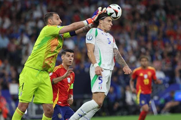 Gelsenkirchen, Germany 20.06.2024: Gianluigi Donnarumma of Italy, Riccardo Calafiori of Italy during the UEFA EURO, EM, Europameisterschaft,Fussball 2024 group stage B football match between Spain vs Italy at Veltins Arena stadium in Gelsenkirchen.  Copyright: xx xx IPA_Agency_IPA47320721