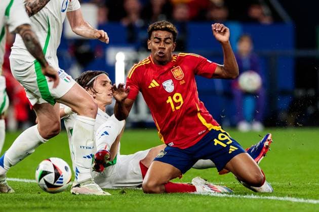 UEFA EURO, EM, Europameisterschaft,Fussball 2024: Spanien - Italien; 20.06.2024 Zweikampf Riccardo Calafiori (Italien, 5), Lamine Yamal (Spanien, 19) UEFA EURO 2024: Spanien - Italien; Stadion AufSchalke, Gelsenkirchen am 20.06.2024 Copyright: xBEAUTIFULxSPORTS Meuselx