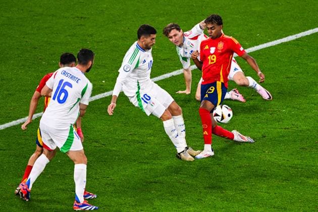 GELSENKIRCHEN - (l-r) Lorenzo Pellegrini of Italy, Lamine Yamal of Spain during the UEFA EURO, EM, Europameisterschaft,Fussball 2024 group B match between Spain and Italy at the Arena AufSchalke on June 20, 2024 in Gelsenkirchen, Germany. ANP Hollandse Hoogte UEFA EURO 2024 2024 xVIxANPxSportx xGerritxvanxKeulenxIVx 501613017 originalFilename: 501613017.jpg