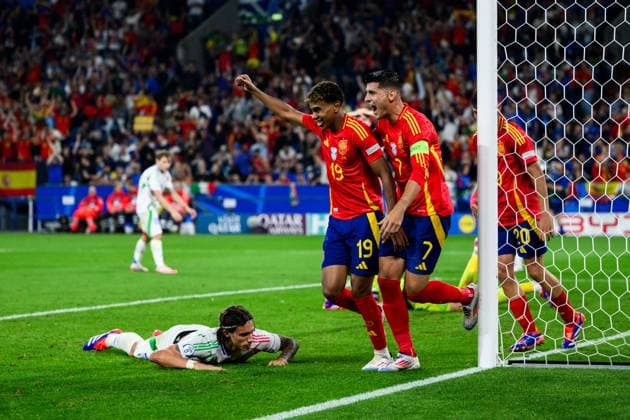Sport Themen der Woche KW25 Sport Bilder des Tages 240620 Lamine Yamal and Alvaro Morata of Spain celebrate while Riccardo Calafiori of Italy looks dejected after 1-0 during the UEFA EURO, EM, Europameisterschaft,Fussball 2024 Football Championship match between Spain and Italy on June 20, 2024 in Gelsenkirchen. Photo: Jesper Zerman BILDBYRAN kod JZ JZ0544 fotboll football soccer fotball fotbolls-em europamästerskap em uefa euro uefa european football championship euro 2024 spanien spain italy bbeng jubel depp *** 240620 Lamine Yamal and Alvaro Morata of Spain celebrate while Riccardo Calafiori of Italy looks dejected after 1 0 during the UEFA Euro 2024 Football Championship match between Spain and Italy on June 20, 2024 in Gelsenkirchen Photo Jesper Zerman BILDBYRAN kod JZ JZ0544 fotboll football soccer fotballs em europamästerskap em uefa euro uefa european football championship euro 2024 spanien spain italy bbeng jubel depp  Copyright: JESPERxZERMAN BB240620JZ115