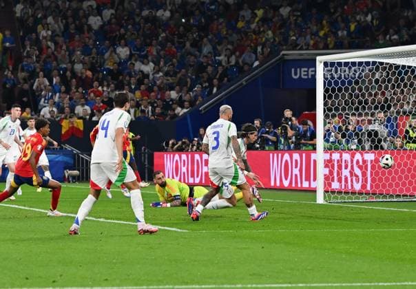 Eigentor von Riccardo Calafiori (Italien), re. zum 1:0 für Spanien 20.06.2024, Fussball Europameisterschaft 2024, Vorrunde, 2. Spieltag Spanien - Italien Gelsenkirchen Veltins-Arena Nordrhein Westfalen Deutschland