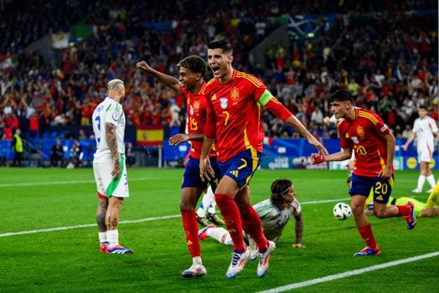 240620 Lamine Yamal and Alvaro Morata of Spain celebrate after 1-0 during the UEFA EURO, EM, Europameisterschaft,Fussball 2024 Football Championship match between Spain and Italy on June 20, 2024 in Gelsenkirchen. Photo: Jesper Zerman BILDBYRAN kod JZ JZ0544 fotboll football soccer fotball fotbolls-em europamästerskap em uefa euro uefa european football championship euro 2024 spanien spain italy bbeng jubel Copyright: JESPERxZERMAN BB240620JZ116