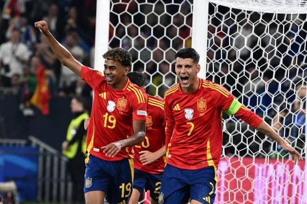 20.06.2024, xjhx, Fussball EM 2024, Spanien - Italien emspor, v.l. Torjubel nach dem Tor zum celebrating the goal celebrate Eigentor zum 1:0 durch Riccardo Calafiori (Italien) (DFL DFB REGULATIONS PROHIBIT ANY USE OF PHOTOGRAPHS as IMAGE SEQUENCES and or QUASI-VIDEO) Gelsenkirchen