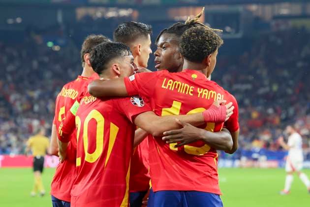 Pedri (Spain), Nico Williams (Spain) und Lamine Yamal (Spain) bejubeln das Eigentor von Riccardo Calafiori (Italy) zum 1:0, UEFA EURO, EM, Europameisterschaft,Fussball 2024 - Group B, Spain vs Italy, Arena AufSchalke, 20.06.2024, Gelsenkirchen, Deutschland.