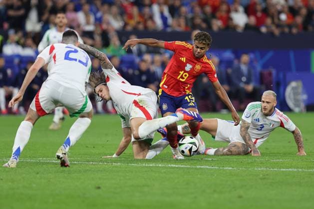 Gelsenkirchen: Gelsenkirchen, Germany 20.06.2024: Riccardo Calafiori of Italy, Lamine Yamal of Spain , Federico Dimarco of Italy during the UEFA EURO, EM, Europameisterschaft,Fussball 2024 group stage B football match between Spain vs Italy at Veltins Arena stadium in Gelsenkirchen. UEFA European Football Championship - UEFA Euro 2024 - Spain vs Italy  - ZUMAp169 20240620_zsa_p169_203 Copyright: xIPAx