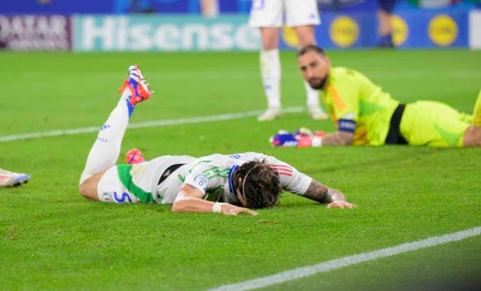 Riccardo CALAFIORI (ITA) nach seinem Eigentor zum 1:0, hinten Torwart Gianluigi DONNARUMMA (ITA) Vorrunde 2. Spieltag, Gruppe B, Match M16, Spanien (ESP) - Italien (ITA), am 20.06.2024 in Gelsenkirchen Deutschland. Fussball Europameisterschaft 2024 vom 14.06. - 14.07.2024 in Deutschland. Â