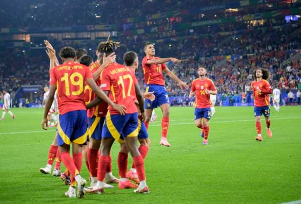 Jubel ESP nach dem Tor zum 1:0 durch ein Eigentor, Rodrigo RODRI (ESP mitte) Vorrunde 2. Spieltag, Gruppe B, Match M16, Spanien (ESP) - Italien (ITA), am 20.06.2024 in Gelsenkirchen Deutschland. Fussball Europameisterschaft 2024 vom 14.06. - 14.07.2024 in Deutschland. Â