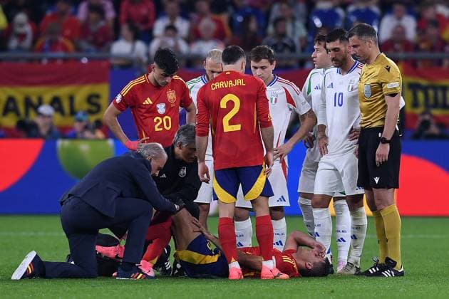 Fußball UEFA EURO, EM, Europameisterschaft,Fussball 2024 Gruppenphase 2. Spieltag Spanien - Italien am 20.06.2024 in der Arena AufSchalke in Gelsenkirchen Rodri ( Spanien ) verletzt am Boden Verletzung