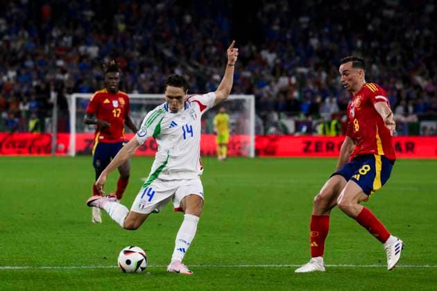 Spain v Italy - UEFA EURO, EM, Europameisterschaft,Fussball 2024 Federico Chiesa of Italy is challenged by Fabian Ruiz of Spain during the UEFA EURO 2024 group stage football match between Spain and Italy. Gelsenkirchen Germany Copyright: xNicolòxCampox