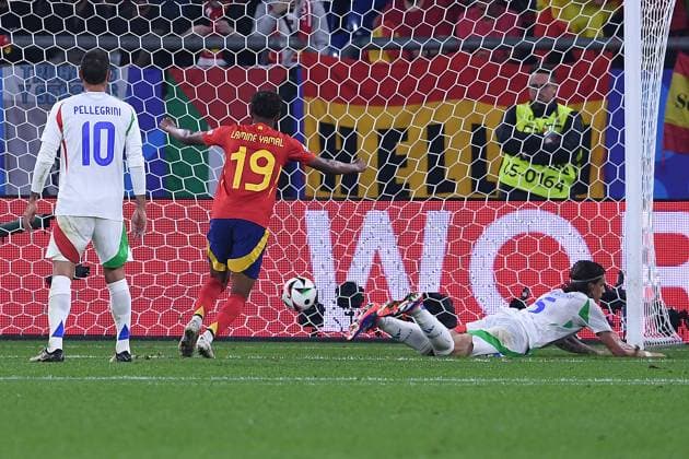 Fußball UEFA EURO, EM, Europameisterschaft,Fussball 2024 Gruppenphase 2. Spieltag Spanien - Italien am 20.06.2024 in der Arena AufSchalke in Gelsenkirchen Torschuss Tor Eigentor zum 1:0 durch Riccardo Calafiori ( Italien )