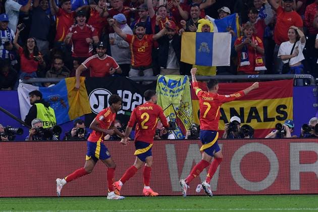 Fußball UEFA EURO, EM, Europameisterschaft,Fussball 2024 Gruppenphase 2. Spieltag Spanien - Italien am 20.06.2024 in der Arena AufSchalke in Gelsenkirchen Torjubel Jubel zum 1:0 durch Eigentor Riccardo Calafiori ( Italien ) Lamine Yamal ( Spanien ), Dani Carvajal ( Spanien ), Alvaro Morata ( Spanien )