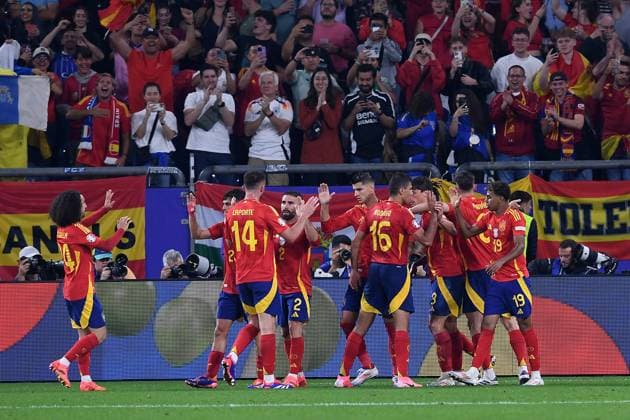 Fußball UEFA EURO, EM, Europameisterschaft,Fussball 2024 Gruppenphase 2. Spieltag Spanien - Italien am 20.06.2024 in der Arena AufSchalke in Gelsenkirchen Torjubel Jubel zum 1:0 durch Eigentor Riccardo Calafiori ( Italien ) Spanien Jubel Freude Emotionen