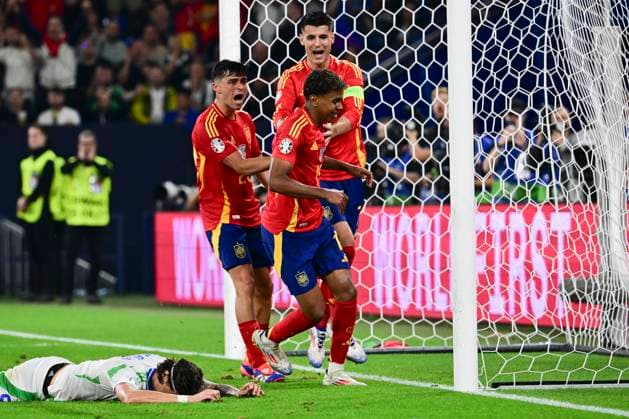 Jubel zum Eigentor 1:0 durch Riccardo Calafiori 5 (Italien), Spanien vs. Italien, Fussball, UEFA EURO, EM, Europameisterschaft,Fussball 2024, Gruppenphase, 2. Spieltag, 20.06.2024 Gelsenkirchen Nordrhein-Westfalen Deutschland