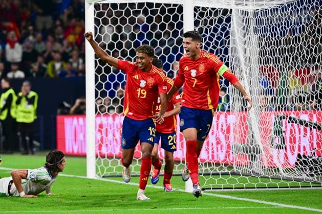 Jubel zum Eigentor 1:0 durch Riccardo Calafiori 5 (Italien), Spanien vs. Italien, Fussball, UEFA EURO, EM, Europameisterschaft,Fussball 2024, Gruppenphase, 2. Spieltag, 20.06.2024 Gelsenkirchen Nordrhein-Westfalen Deutschland