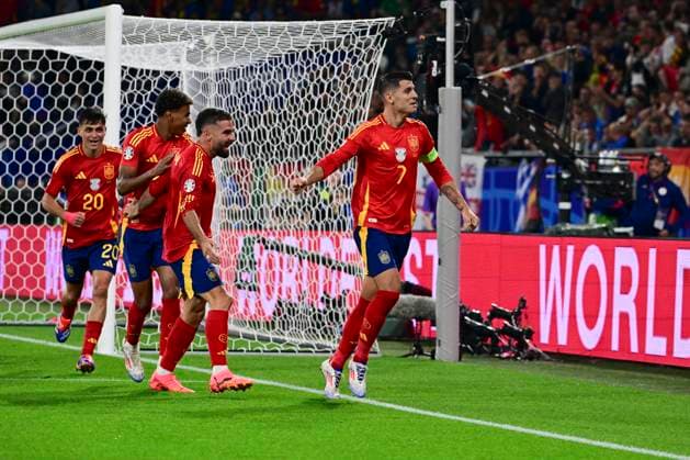 Jubel zum Eigentor 1:0 durch Riccardo Calafiori 5 (Italien), Spanien vs. Italien, Fussball, UEFA EURO, EM, Europameisterschaft,Fussball 2024, Gruppenphase, 2. Spieltag, 20.06.2024 Gelsenkirchen Nordrhein-Westfalen Deutschland
