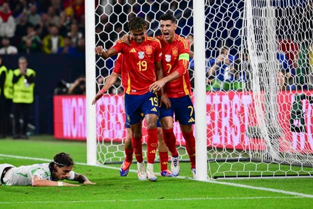 Jubel zum Eigentor 1:0 durch Riccardo Calafiori 5 (Italien), Spanien vs. Italien, Fussball, UEFA EURO, EM, Europameisterschaft,Fussball 2024, Gruppenphase, 2. Spieltag, 20.06.2024 Gelsenkirchen Nordrhein-Westfalen Deutschland