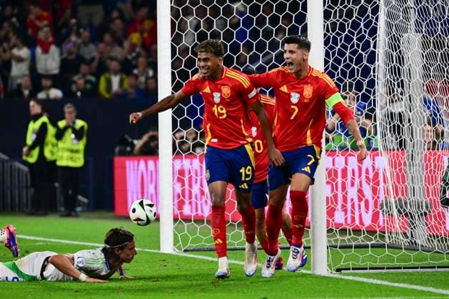 Jubel zum Eigentor 1:0 durch Riccardo Calafiori 5 (Italien), Spanien vs. Italien, Fussball, UEFA EURO, EM, Europameisterschaft,Fussball 2024, Gruppenphase, 2. Spieltag, 20.06.2024 Gelsenkirchen Nordrhein-Westfalen Deutschland