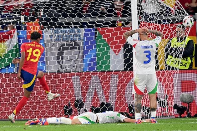 Sport Bilder des Tages 20.06.2024, xjrdrx, Fussball EM 2024, Spanien - Italien emspor, v.l. Torjubel nach dem Tor zum celebrating the goal celebrate 1:0 bei Lamine Yamal Nasraoui Ebana (Spanien) Eigentor von Riccardo Calafiori (Italien) (DFL DFB REGULATIONS PROHIBIT ANY USE OF PHOTOGRAPHS as IMAGE SEQUENCES and or QUASI-VIDEO) Gelsenkirchen
