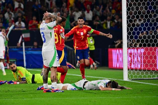 Jubel zum Eigentor 1:0 durch Riccardo Calafiori 5 (Italien), Spanien vs. Italien, Fussball, UEFA EURO, EM, Europameisterschaft,Fussball 2024, Gruppenphase, 2. Spieltag, 20.06.2024 Gelsenkirchen Nordrhein-Westfalen Deutschland