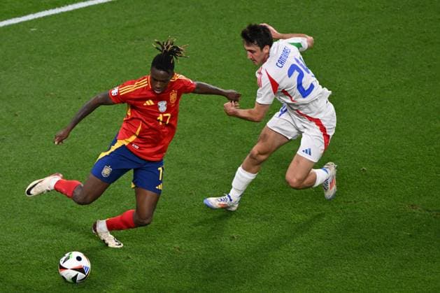GELSENKIRCHEN - (l-r) Nico Williams of Spain, Andrea Cambiaso of Italy during the UEFA EURO, EM, Europameisterschaft,Fussball 2024 group B match between Spain and Italy at the Arena AufSchalke on June 20, 2024 in Gelsenkirchen, Germany. ANP Hollandse Hoogte UEFA EURO 2024 2024 xVIxANPxSportx xGerritxvanxKeulenxIVx 501615188 originalFilename: 501615188.jpg