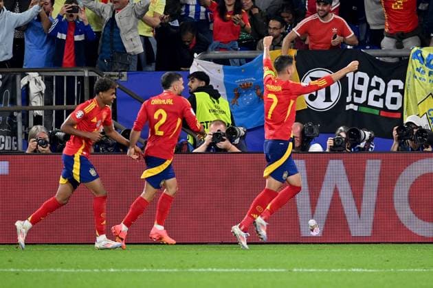 20.06.2024, xjrdrx, Fussball EM 2024, Spanien - Italien emspor, v.l. Torjubel nach dem Tor zum celebrating the goal celebrate 1:0 Eigentor von Riccardo Calafiori (Italien) (DFL DFB REGULATIONS PROHIBIT ANY USE OF PHOTOGRAPHS as IMAGE SEQUENCES and or QUASI-VIDEO) Gelsenkirchen