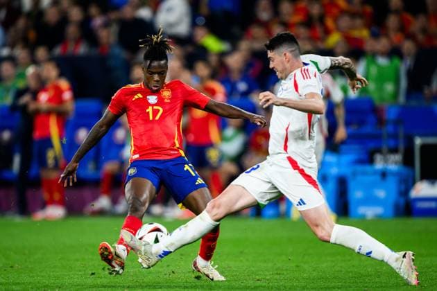 240620 Nicholas Williams of Spain and Alessandro Bastoni of Italy during the UEFA EURO, EM, Europameisterschaft,Fussball 2024 Football Championship match between Spain and Italy on June 20, 2024 in Gelsenkirchen. Photo: Jesper Zerman BILDBYRAN kod JZ JZ0544 fotboll football soccer fotball fotbolls-em europamästerskap em uefa euro uefa european football championship euro 2024 spanien spain italy bbeng Copyright: JESPERxZERMAN BB240620JZ149