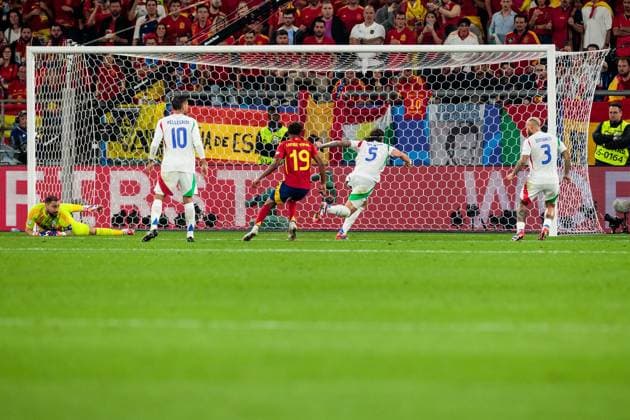UEFA EURO, EM, Europameisterschaft,Fussball 2024: Spanien - Italien; 20.06.2024 Riccardo Calafiori (Italien, 5) schießt das Eigentor zum 1:0 UEFA EURO 2024: Spanien - Italien; Stadion AufSchalke, Gelsenkirchen am 20.06.2024 Copyright: xBEAUTIFULxSPORTS Meuselx