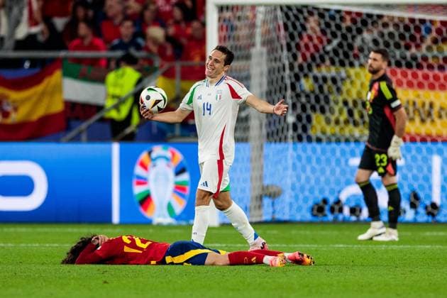 UEFA EURO, EM, Europameisterschaft,Fussball 2024: Spanien - Italien; 20.06.2024 Federico Chiesa (Italien, 14) gestikuliert mit Ball in der Hand, Marc Cucurella (Spanien, 24) auf dem Boden UEFA EURO 2024: Spanien - Italien; Stadion AufSchalke, Gelsenkirchen am 20.06.2024 Copyright: xBEAUTIFULxSPORTS Meuselx