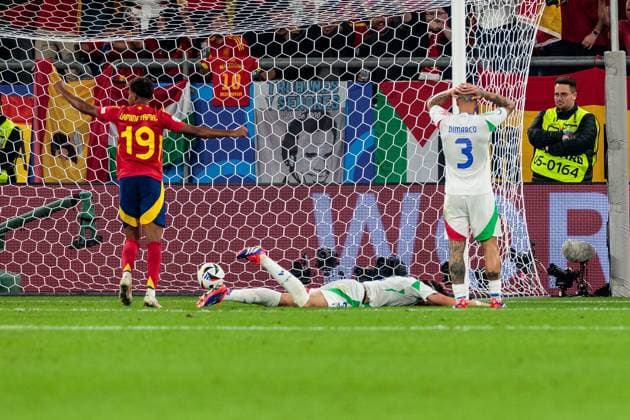 UEFA EURO, EM, Europameisterschaft,Fussball 2024: Spanien - Italien; 20.06.2024 Riccardo Calafiori (Italien, 5) schießt das Eigentor zum 1:0, Spanien jubelt, Federico Dimarco (Italien, 3) schlägt die Hände über dem Kopf zusammen UEFA EURO 2024: Spanien - Italien; Stadion AufSchalke, Gelsenkirchen am 20.06.2024 Copyright: xBEAUTIFULxSPORTS Meuselx