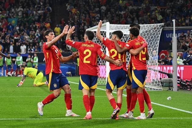 20.06.2024, xjhx, Fussball EM 2024, Spanien - Italien emspor, v.l. Torjubel nach dem Tor zum celebrating the goal celebrate 1:0 Eigentor durch Riccardo Calafiori (Italien) (DFL DFB REGULATIONS PROHIBIT ANY USE OF PHOTOGRAPHS as IMAGE SEQUENCES and or QUASI-VIDEO) Gelsenkirchen
