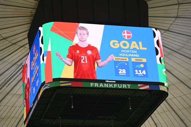 20.06.2024 Arena Frankfurt Stadium Fußball-Europameisterschaft 2024 - UEFA EURO, EM, Europameisterschaft,Fussball 2024 Dänemark gegen England EM 2024 der Videowürfel zeigt an Tor zum 1:1 durch Morten Hjulmand (Daenemark DEN, 21)