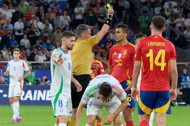 UEFA European Football Championship - UEFA EURO, EM, Europameisterschaft,Fussball 2024 - Spain vs Italy Rodri of Spain receives a yellow card during UEFA Euro 2024 - Spain vs Italy, UEFA European Football Championship in Gelsenkirchen, Germany, June 20 2024 Gelsenkirchen Germany  Copyright: xIPAxSport ABACAx