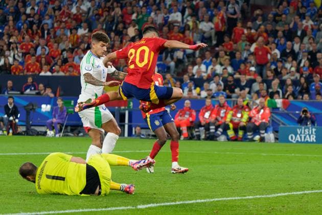 Pedri of Spain in action against Gianluigi Donnarumma of Italy during UEFA EURO, EM, Europameisterschaft,Fussball 2024 - Spain vs Italy, UEFA European Football Championship in Gelsenkirchen, Germany, June 20 2024  Copyright: xx xx IPA_Agency_IPA47321845