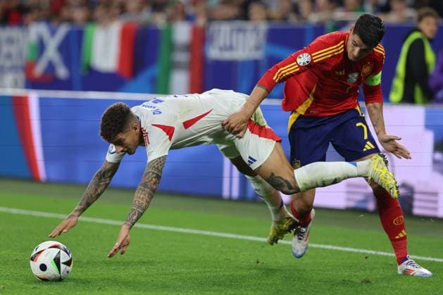 Gelsenkirchen: Gelsenkirchen, Germany 20.06.2024: Alvaro Morata of Spain, Giovanni Di Lorenzo of Italy during the UEFA EURO, EM, Europameisterschaft,Fussball 2024 group stage B football match between Spain vs Italy at Veltins Arena stadium in Gelsenkirchen. UEFA European Football Championship - UEFA Euro 2024 - Spain vs Italy  - ZUMAp169 20240620_zsa_p169_282 Copyright: xIPAx