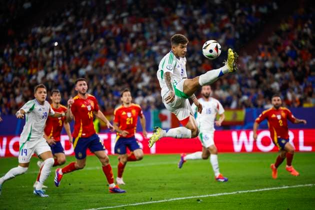 Italy s Gianluca Scamacca (R) in action during the UEFA EURO, EM, Europameisterschaft,Fussball 2024 group B soccer match between Spain and Italy, in Gelsenkirchen, Germany, 20 June 2024. UEFA EURO 2024 - Group B: Spain vs. Italy !ACHTUNG: NUR REDAKTIONELLE NUTZUNG!  Copyright: xAlbertoxEstevezx GRAF4383 20240620-55013931829_1