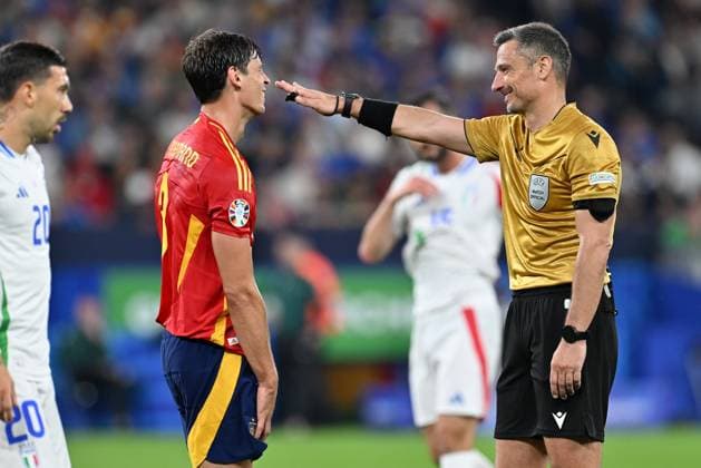 240620 EURO2024 SPAIN VS ITALY Robin Le Normand (3) of Spain in talks with referee Slavko Vincic during a soccer game between the national teams of Spain and Italy on the 2nd matchday in Group B in the group stage of the UEFA EURO, EM, Europameisterschaft,Fussball 2024 tournament , on Thursday 20 June 2024 in Gelsenkirchen , Germany . PHOTO SPORTPIX David Catry GELSENKIRCHEN GERMANY  Copyright: xx 465659