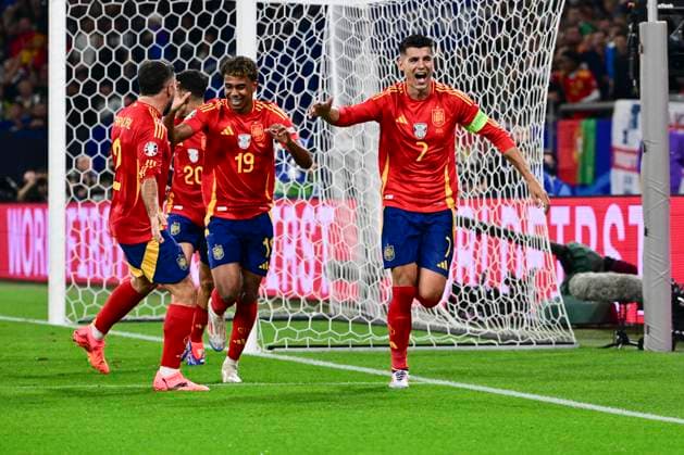 Jubel zum Eigentor 1:0 durch Riccardo Calafiori 5 (Italien), Spanien vs. Italien, Fussball, UEFA EURO, EM, Europameisterschaft,Fussball 2024, Gruppenphase, 2. Spieltag, 20.06.2024 Gelsenkirchen Nordrhein-Westfalen Deutschland