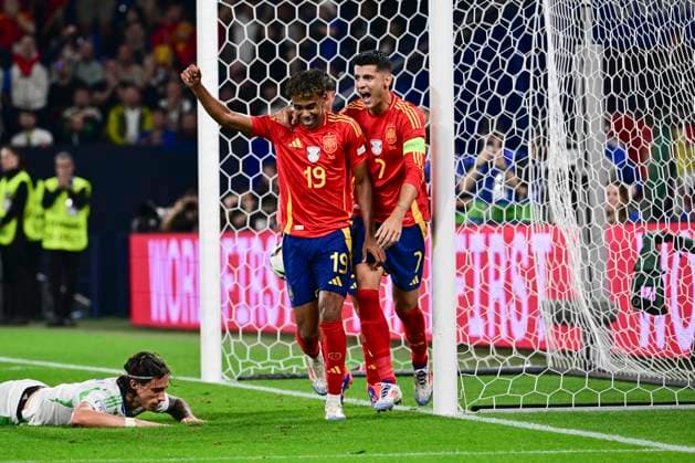 Jubel zum Eigentor 1:0 durch Riccardo Calafiori 5 (Italien), Spanien vs. Italien, Fussball, UEFA EURO, EM, Europameisterschaft,Fussball 2024, Gruppenphase, 2. Spieltag, 20.06.2024 Gelsenkirchen Nordrhein-Westfalen Deutschland