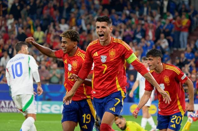 Gelsenkirchen: Alvaro Morata of Spain and Lamine Yamal of Spain celebrates Calafiori s own goal during UEFA EURO, EM, Europameisterschaft,Fussball 2024 - Spain vs Italy, UEFA European Football Championship in Gelsenkirchen, Germany, June 20 2024 UEFA European Football Championship - UEFA Euro 2024 - Spain vs Italy  - ZUMAp169 20240620_zsa_p169_324 Copyright: xIPAx