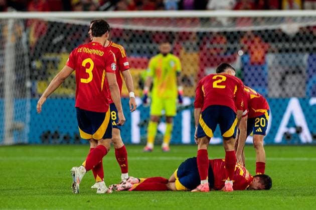 UEFA EURO, EM, Europameisterschaft,Fussball 2024: Spanien - Italien; 20.06.2024 Rodri (Spanien, 16) auf dem Boden, seine Mitspieler sehen nach ihm UEFA EURO 2024: Spanien - Italien; Stadion AufSchalke, Gelsenkirchen am 20.06.2024 Copyright: xBEAUTIFULxSPORTS Meuselx
