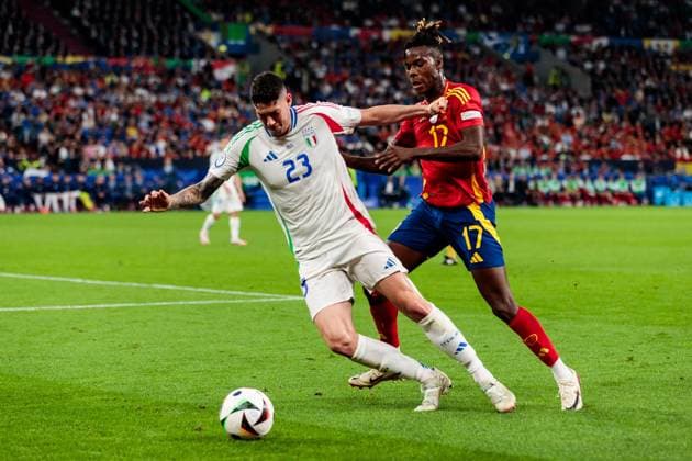 UEFA EURO, EM, Europameisterschaft,Fussball 2024: Spanien - Italien; 20.06.2024 Zweikampf Alessandro Bastoni (Italien, 23), Nico Williams (Spanien, 17) UEFA EURO 2024: Spanien - Italien; Stadion AufSchalke, Gelsenkirchen am 20.06.2024 Copyright: xBEAUTIFULxSPORTS Meuselx