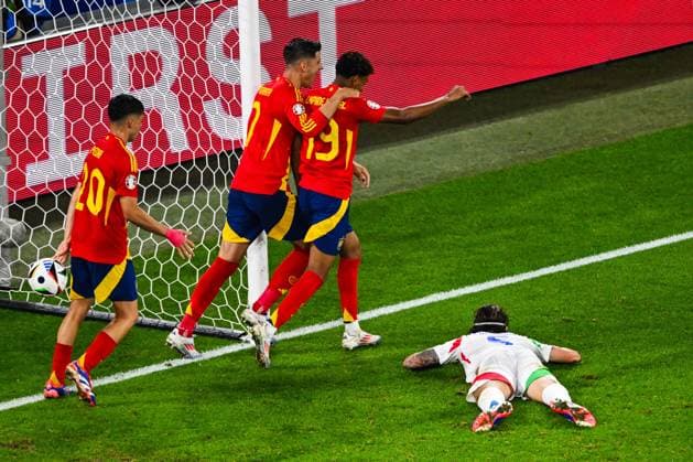 GELSENKIRCHEN - Alvaro Morata of Spain, Pedri of Spain, Lamine Yamal of Spain celebrate the 1-0, Riccardo Calafiori of Italy lies on the ground disappointed during the UEFA EURO, EM, Europameisterschaft,Fussball 2024 group B match between Spain and Italy at the Arena AufSchalke on June 20, 2024 in Gelsenkirchen, Germany. ANP Hollandse Hoogte UEFA EURO 2024 2024 xVIxANPxSportx xGerritxvanxKeulenxIVx 501617168 originalFilename: 501617168.jpg