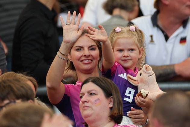 EM 2024: Deutschland - Ungarn am 19.06.2024 in der Stuttgart Arena in Stuttgart Lisa Füllkrug Fuellkrug mit Tochter Ehefrau von Niclas Füllkrug Fuellkrug (Deutschland 9)
